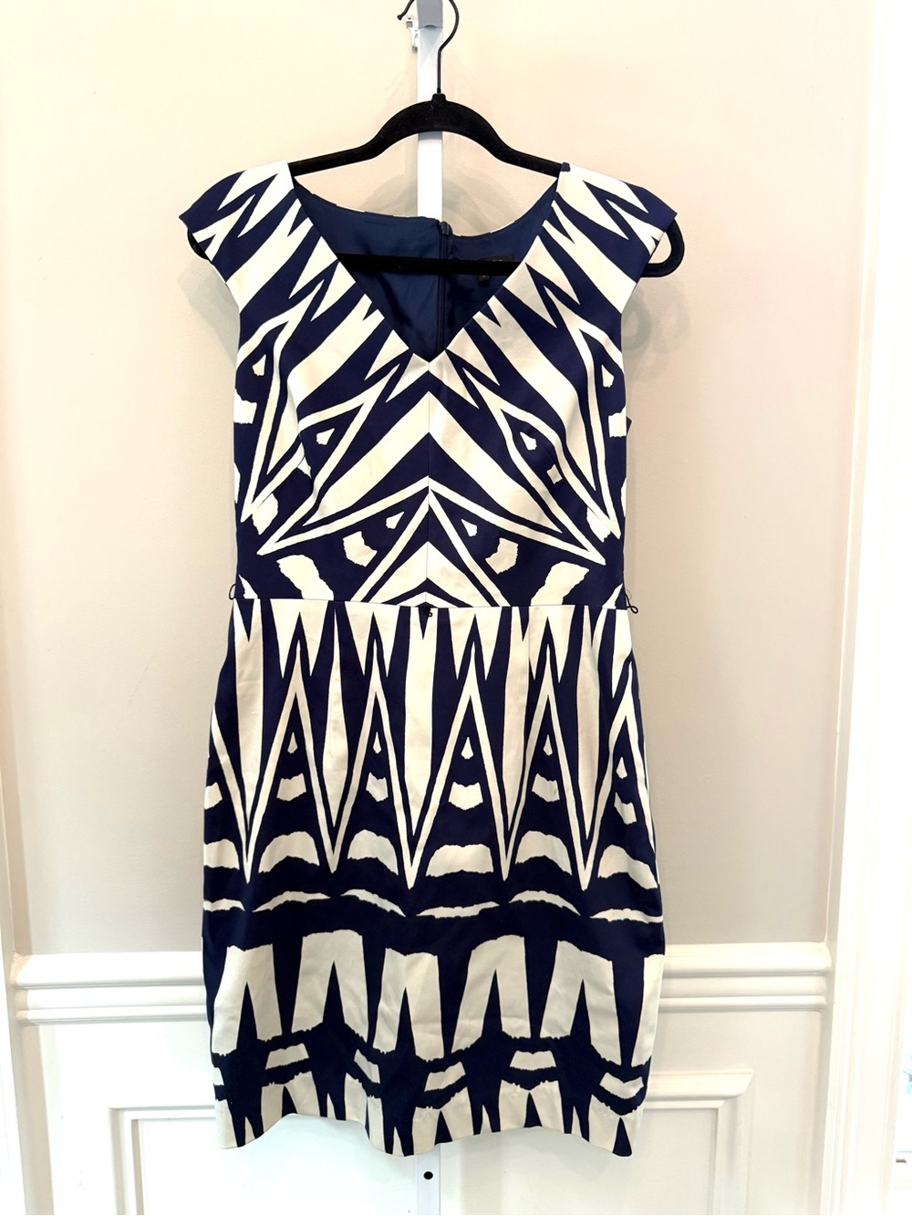 David Meister Navy White Geometric Sheath Dress Size 8 V-Neck Career Party